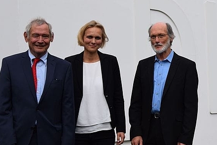 Gruppenbild: Zwei Professoren und eine Professorin ders Bauingenieurwesens bei der Jubiläumsveranstaltung 25 Jahre Fassadentechnik. 