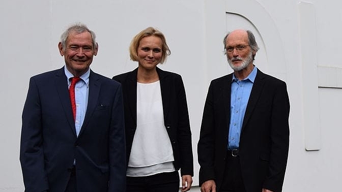 Gruppenbild: Zwei Professoren und eine Professorin ders Bauingenieurwesens bei der Jubiläumsveranstaltung 25 Jahre Fassadentechnik. 