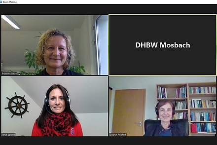 Ein Screenshot einer Zoom-Konferenz. Aufgeteilt in vier Quadrate sieht man drei Frauen und ein schwarzes Feld mit der Bezeichnung "DHBW Mosbach". 