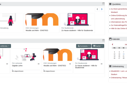 Ein Screenshot des neuen Moodle 3.9. Groß ist ein Block "zuletz besuchte Kurse" mit den entsprechenden Kacheln zu sehen. Darunter ist der Block "Kursübersicht" zu sehen. Auch hier gibt es Kacheln zu den entsprchenden Kursen. Rechts daneben sind drei kleinere Blöcke. Der Oberste Block darunter ist der Block "Quichklinks" darunter ist ein Block mit einem Kalender. Darunter ist ein Block mit Links zu Onlinetrainings.