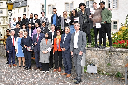 Studierende und Mitarbeitende des Studienkollegs gemeinsam mit (v.l.): Dr. Manfred Wittenstein, Rektorin Prof. Dr. Gabi Jeck-Schlottmann, Präsidentin Prof. Dr. Martina Klärle, Oberbürgermeister Udo Glatthaar, Projektleiter Prof. Dr. Axel Gerloff, Campusleiter Prof. Dr. Seon-Su Kim und Ralf Sturm (ebm-papst) 