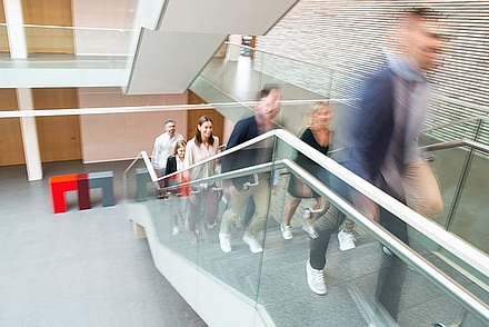 Menschen auf einer Treppe.