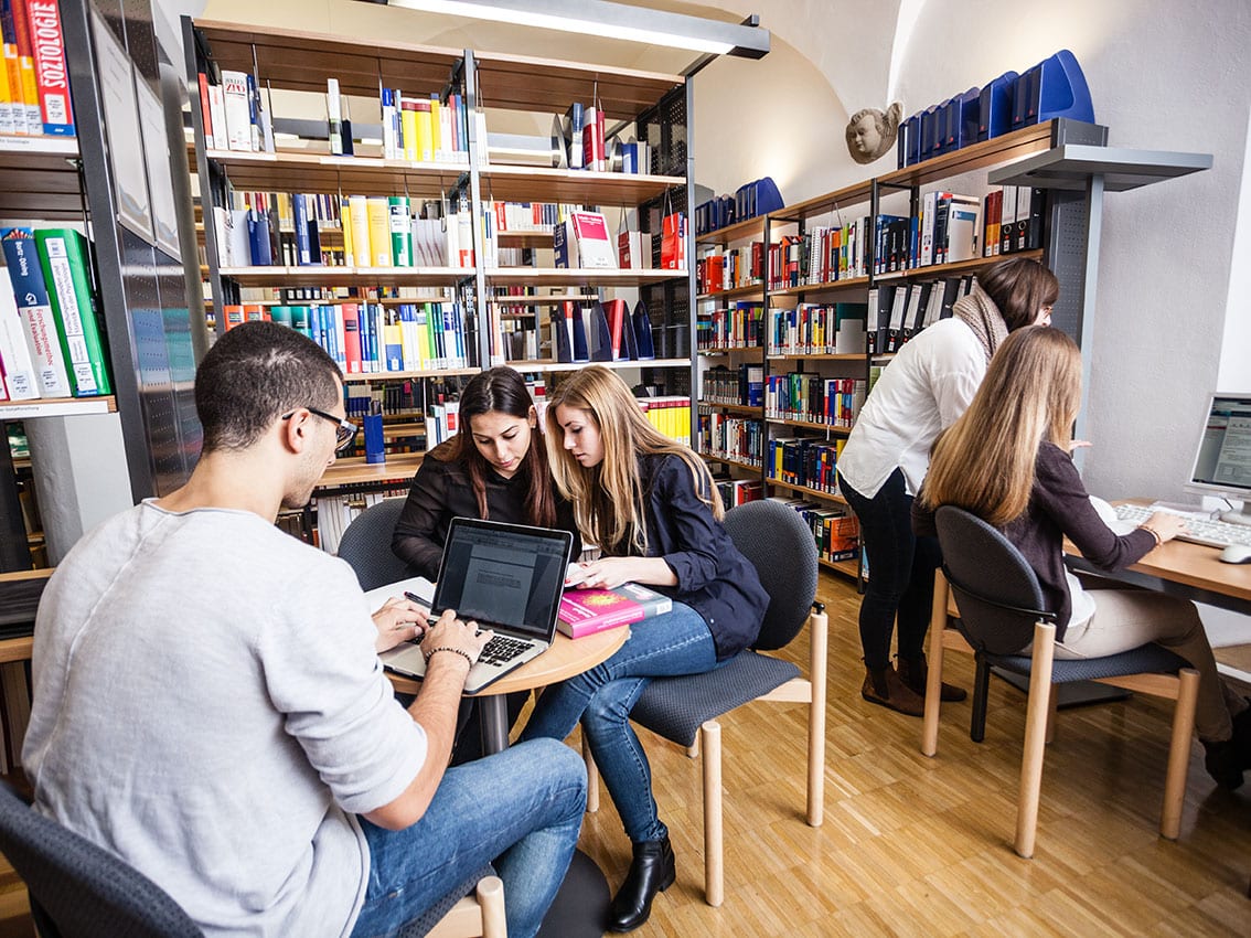 Studierende sitzen in der Mergentheimer Bibliothek der DHBW.