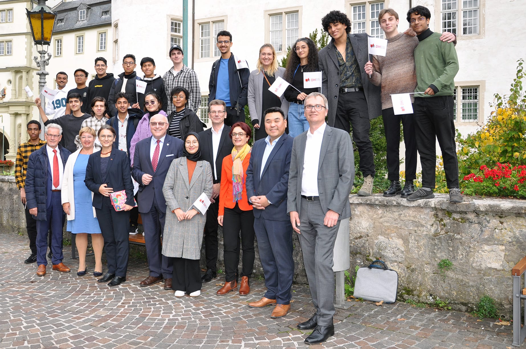 Studierende und Mitarbeitende des Studienkollegs gemeinsam mit (v.l.): Dr. Manfred Wittenstein, Rektorin Prof. Dr. Gabi Jeck-Schlottmann, Präsidentin Prof. Dr. Martina Klärle, Oberbürgermeister Udo Glatthaar, Projektleiter Prof. Dr. Axel Gerloff, Campusleiter Prof. Dr. Seon-Su Kim und Ralf Sturm (ebm-papst) 
