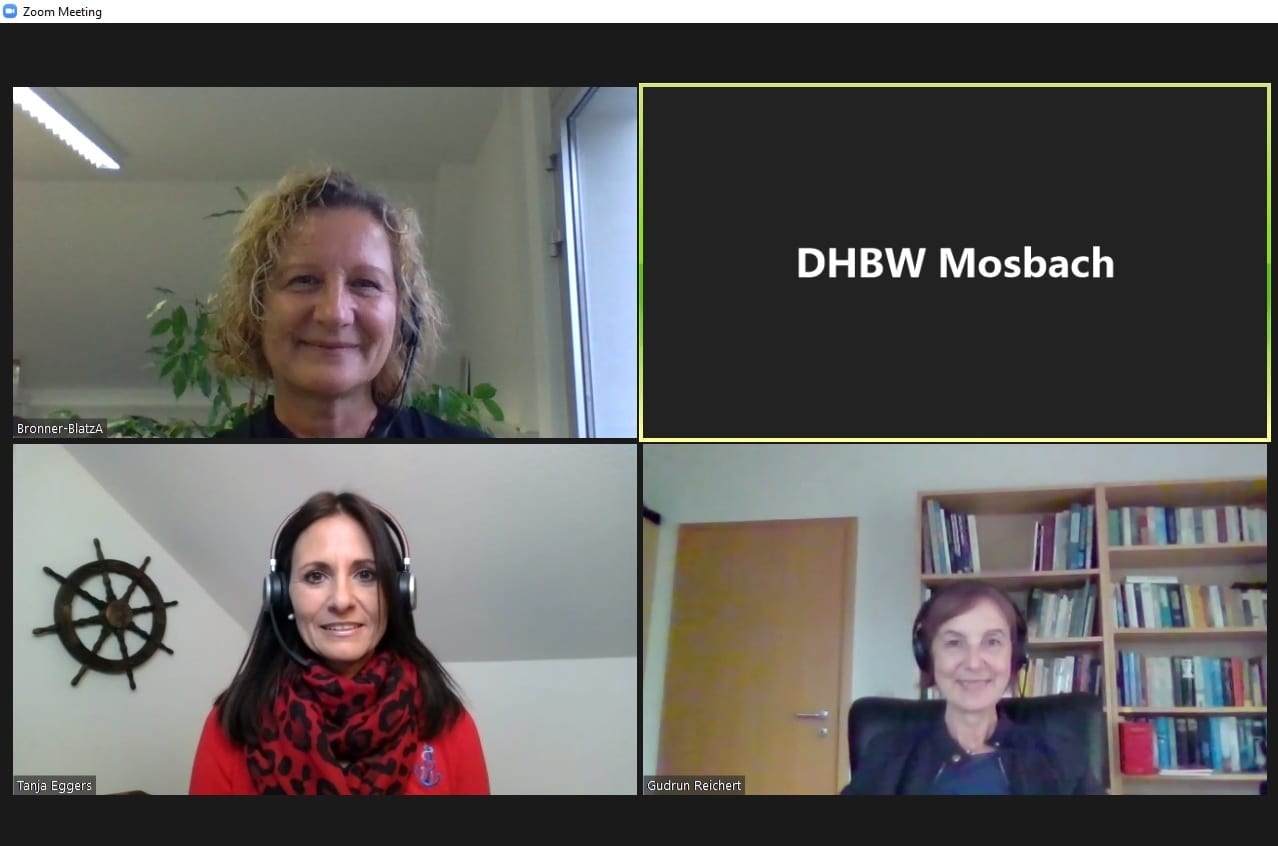 Ein Screenshot einer Zoom-Konferenz. Aufgeteilt in vier Quadrate sieht man drei Frauen und ein schwarzes Feld mit der Bezeichnung "DHBW Mosbach". 