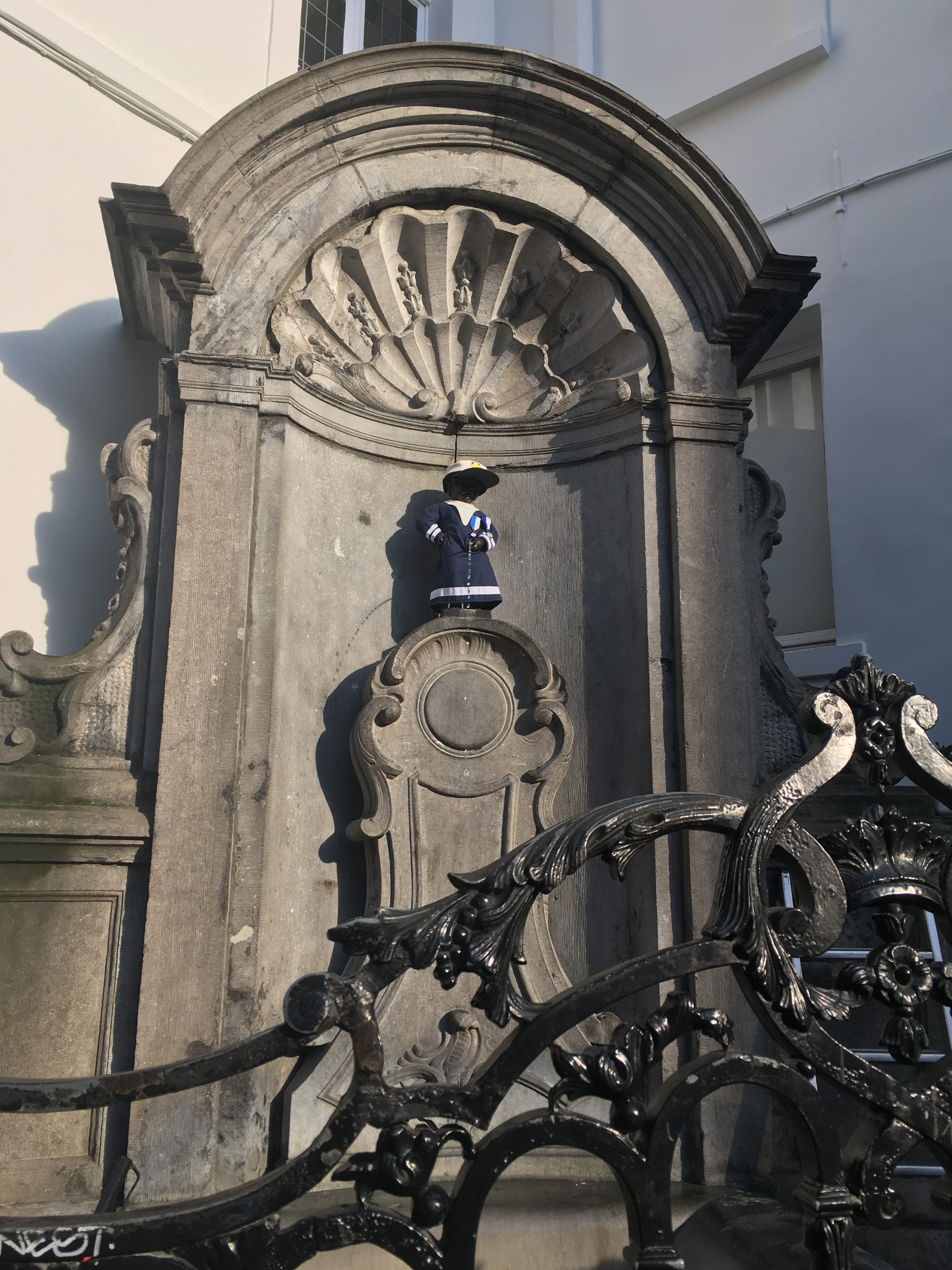 Eine Brunnen mit einem Manneen Pis.