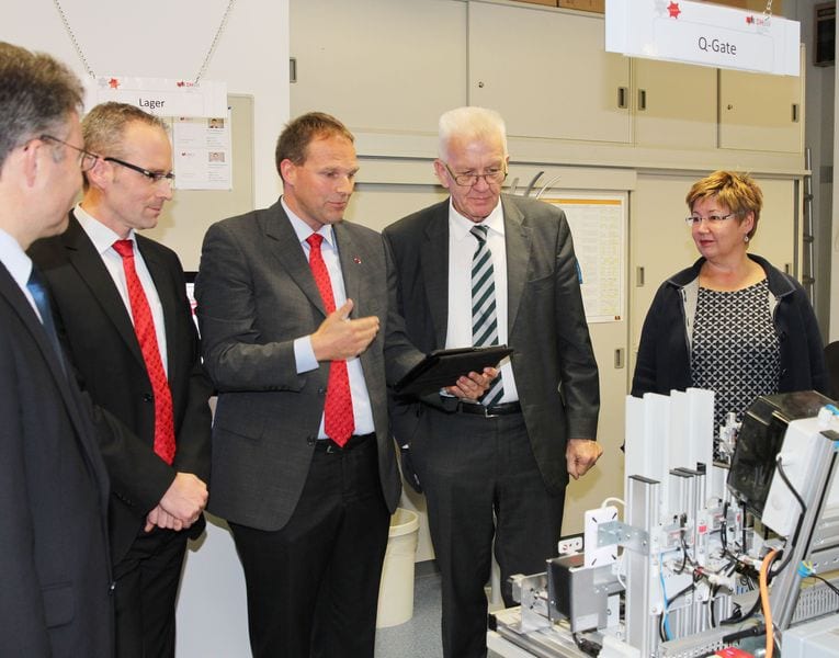 Professoren der DHBW Mosbach und die Rektorin Prof. Dr. Jeck-Schlottmann zeigen Winfried Kretschmann das Living Lab 
