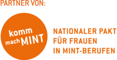Das Logo vom "Komm mach MINT". Über einem orangefarbenen Kreis, in dem in weiß der Name steht, steht in orange "Partner von:". Rechts vom Kreis steht ebenfalls in orangefarbener Schrift "Nationaler Pakt für Frauen in MINT-Berufen".