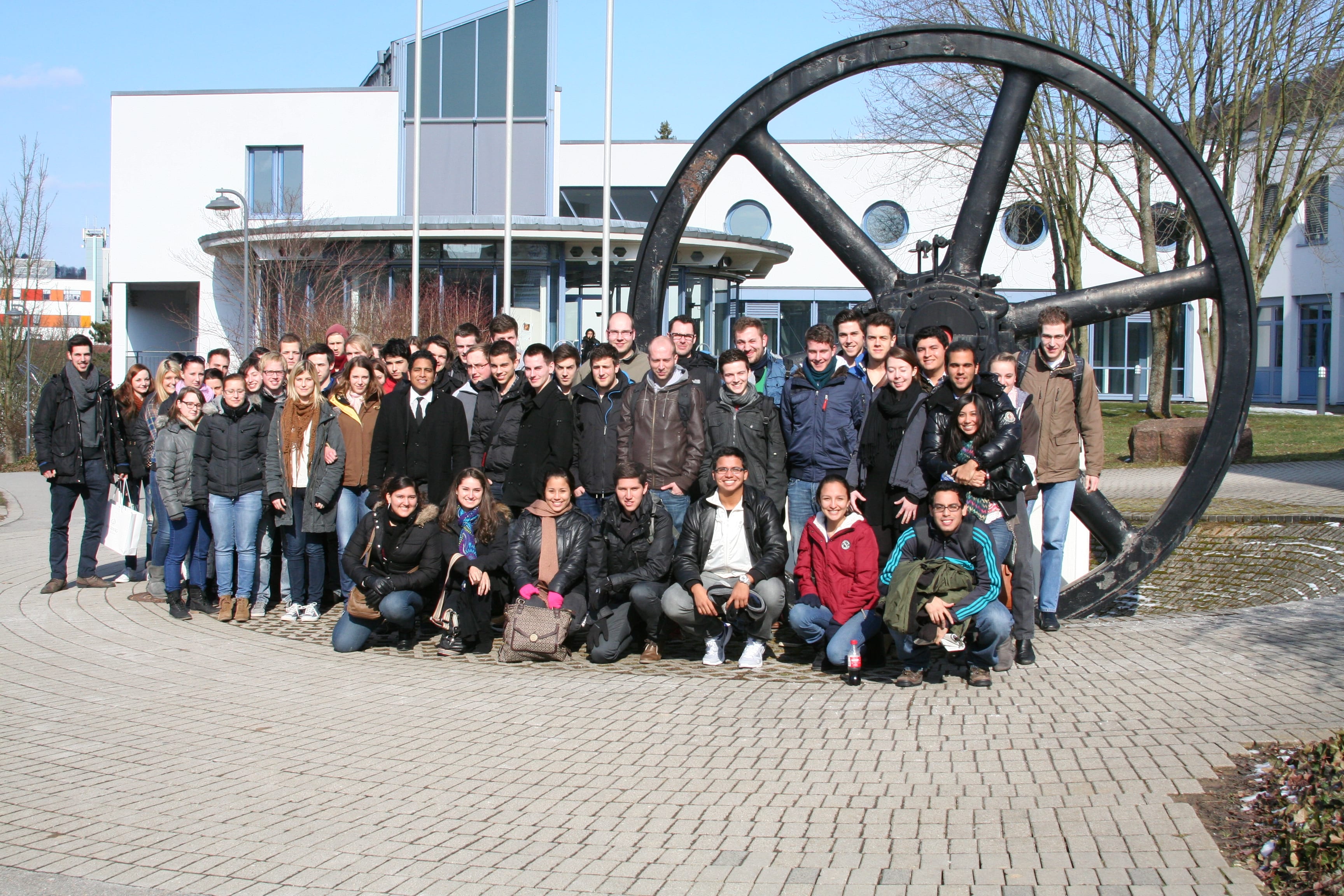 Gruppenbild vor dem Schwungrad am Campus Mosbach
