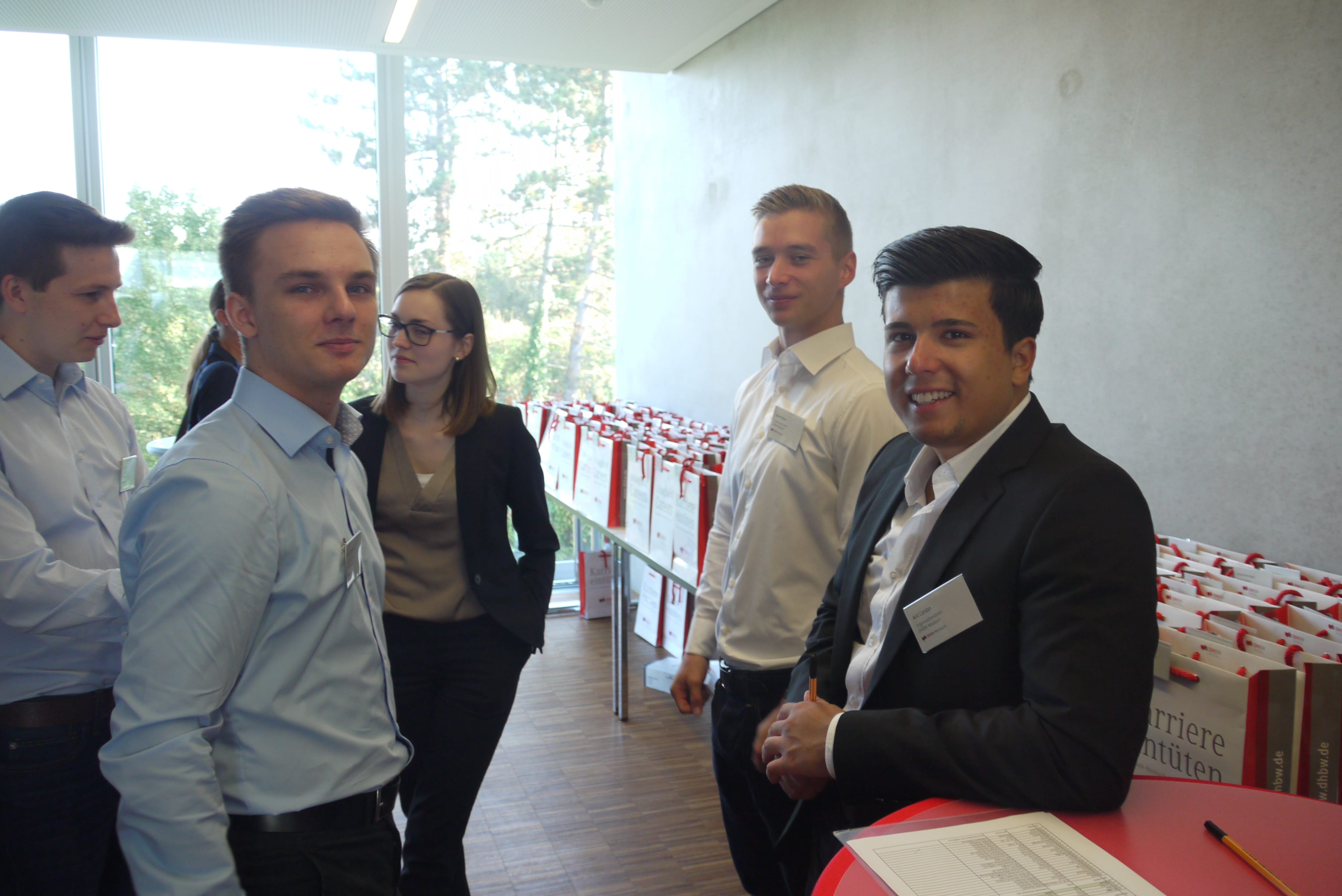 Foto von 5 Studierenden im E Gebäude der DHBW Mosbach.