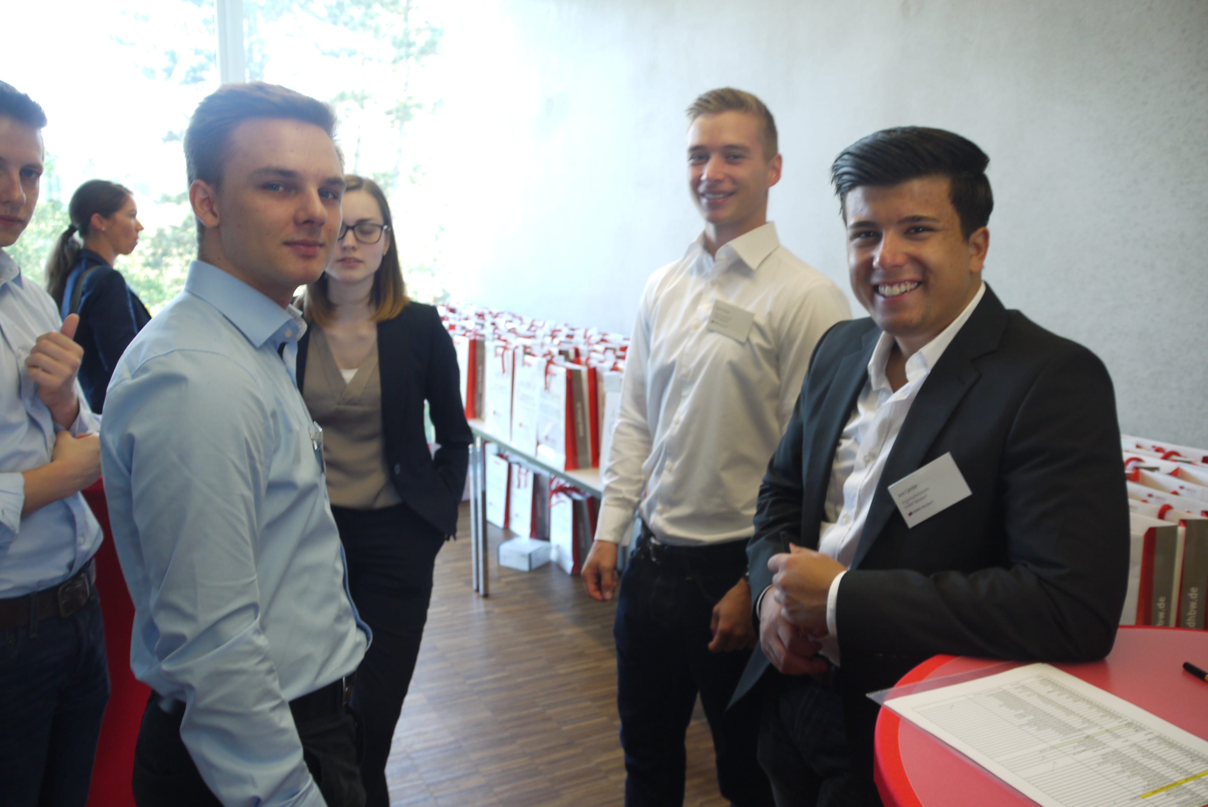 Foto von 5 Studierenden im E Gebäude der DHBW Mosbach.