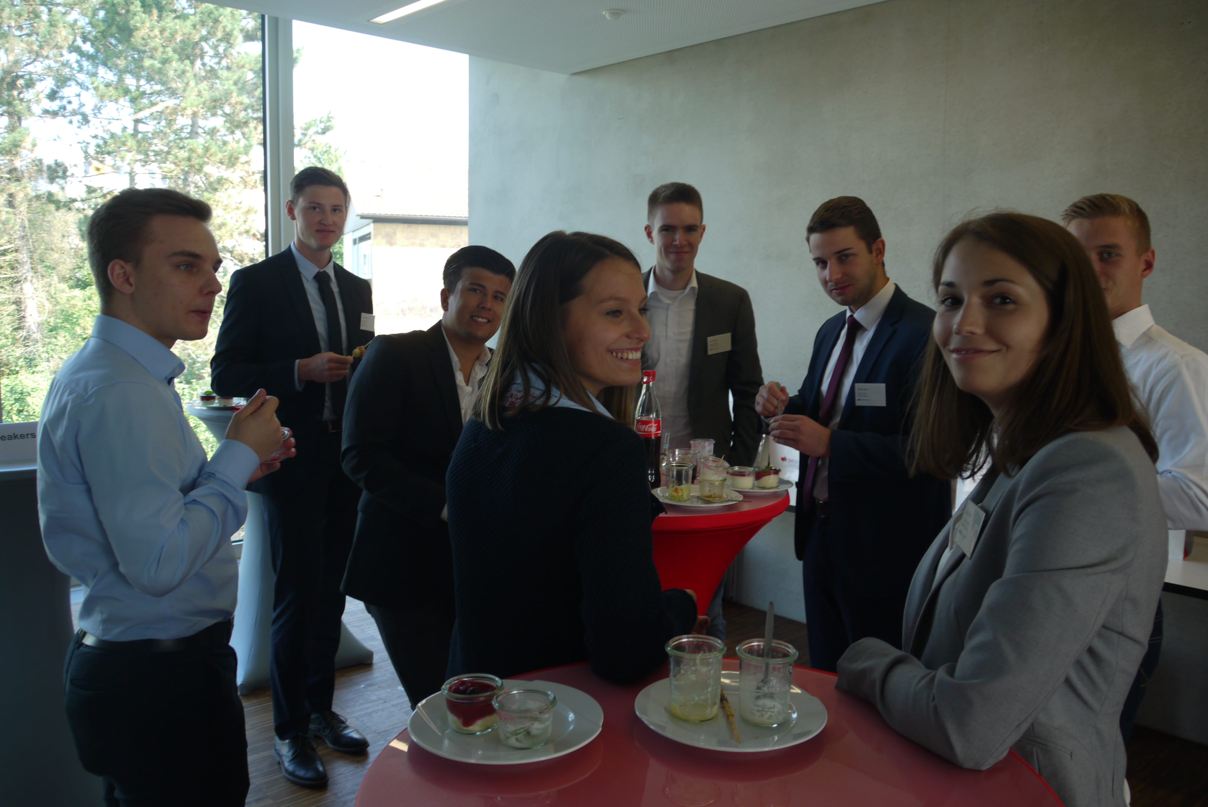 Einige junge Studierende stehen im Foyer des Audimax in Gruppen zusammen.
