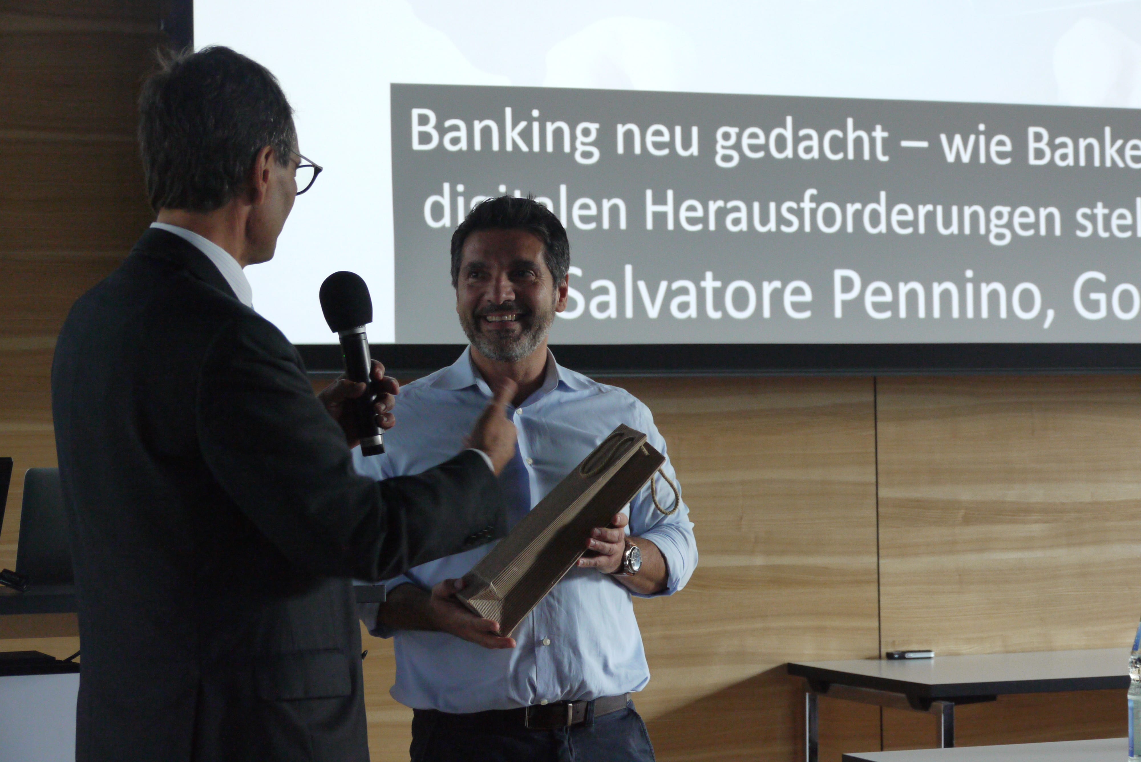 Zwei Männer halten im Audimax einen Vortrag.