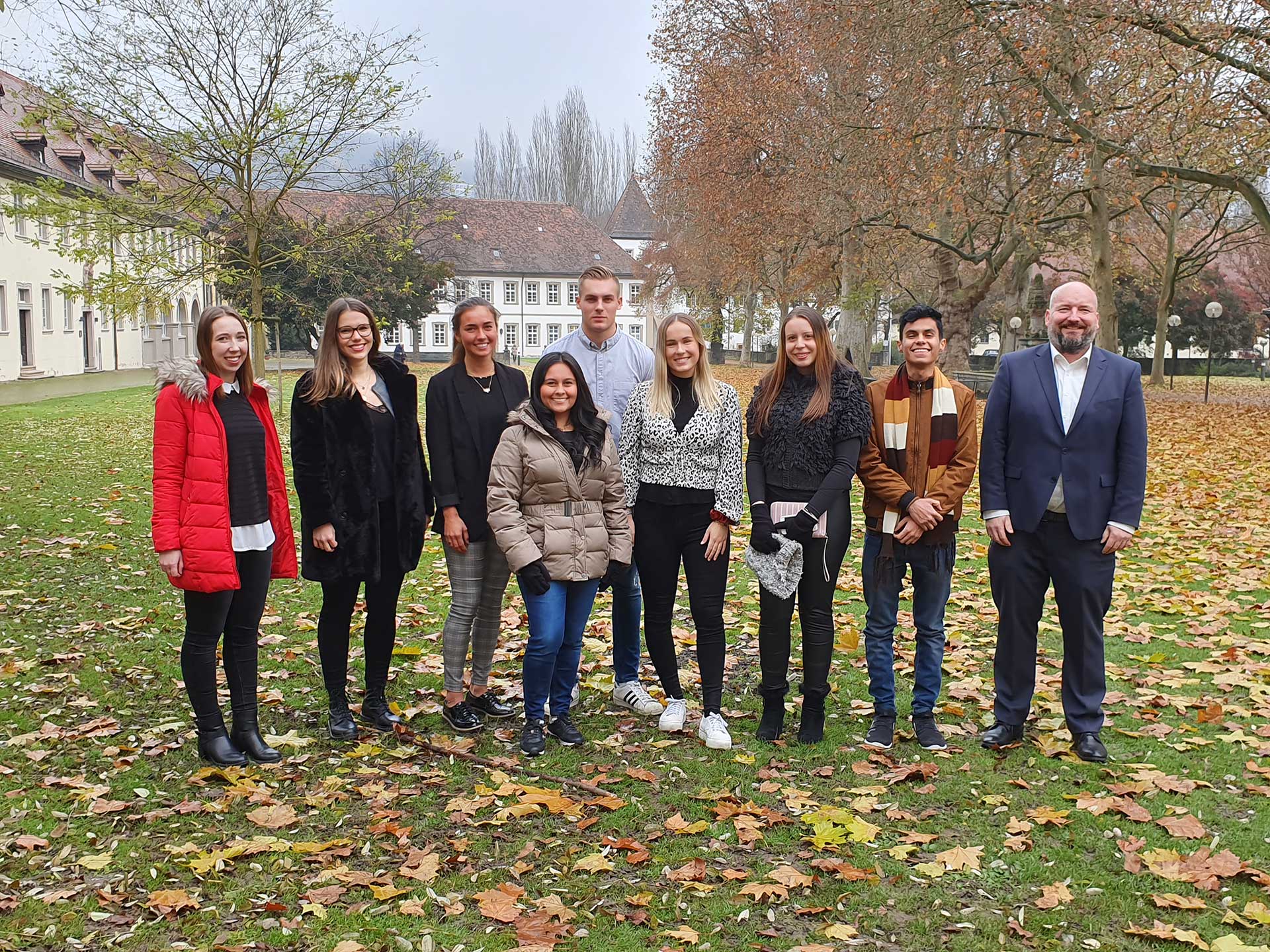 Gruppenbild im Schlosspark mit den Teilnehmenden des Doppelabschlussprogramms