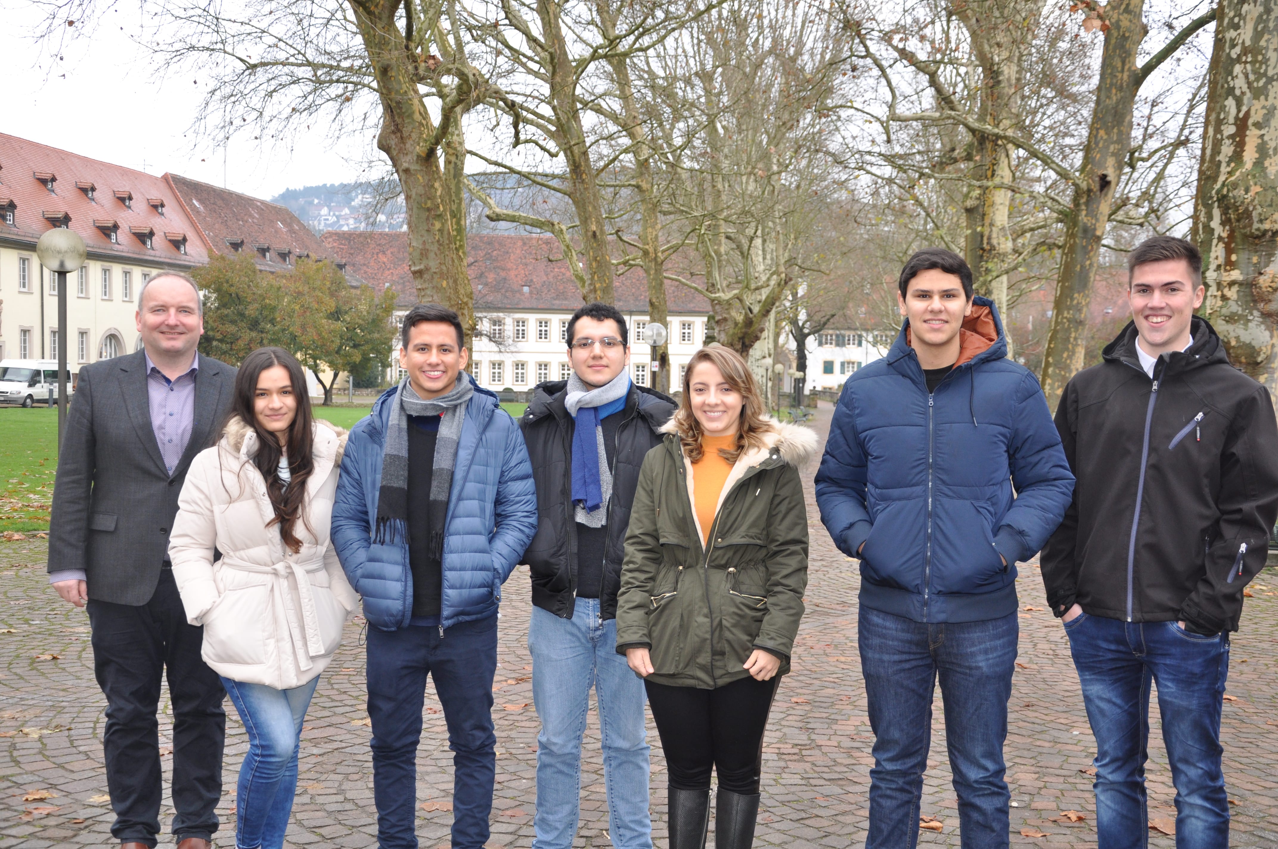 Gruppenbild mit Absolvent*innen des Doppelabschlussprogramms