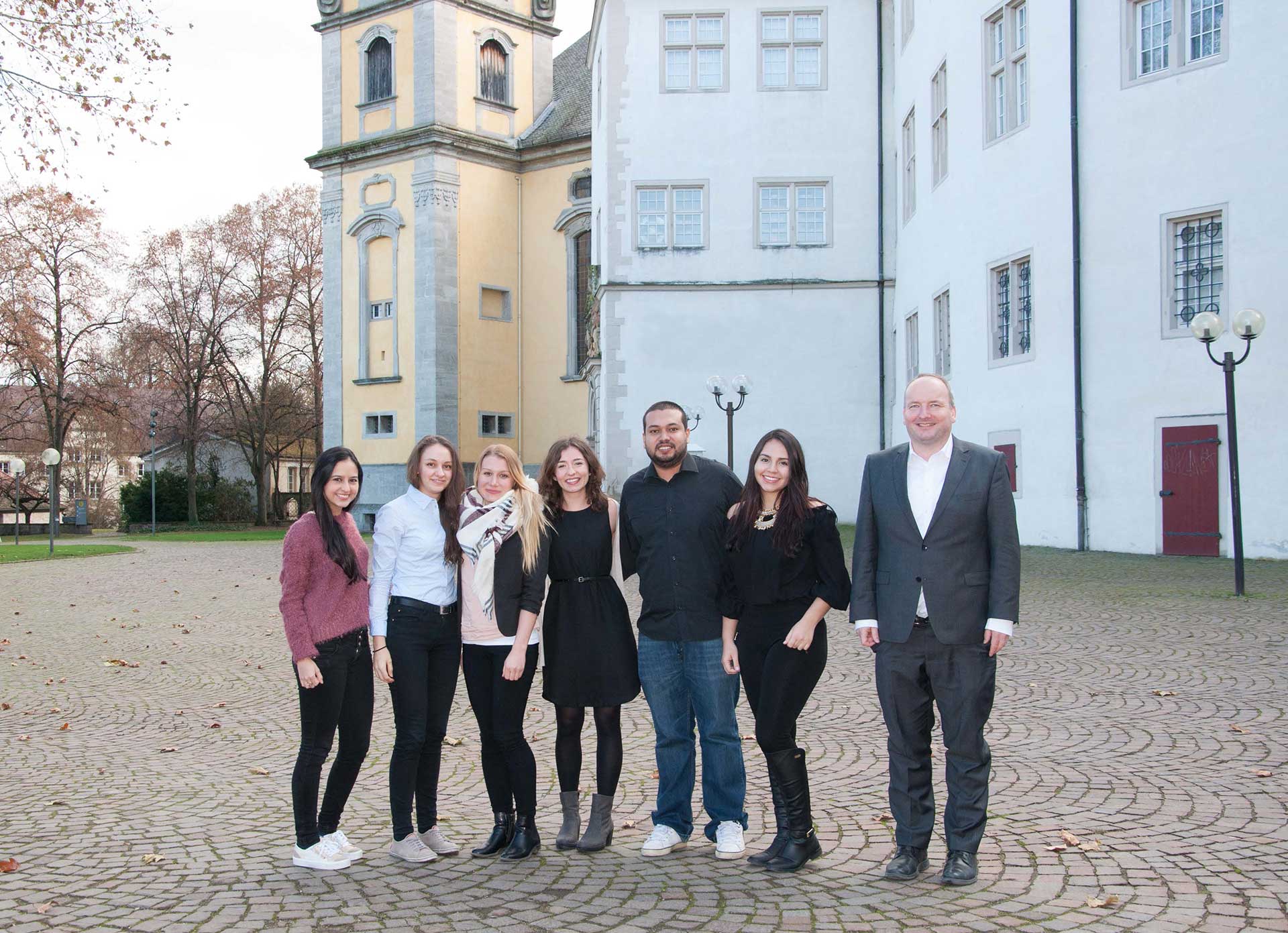 Gruppenbild vor dem Schloss Bad Mergentheim