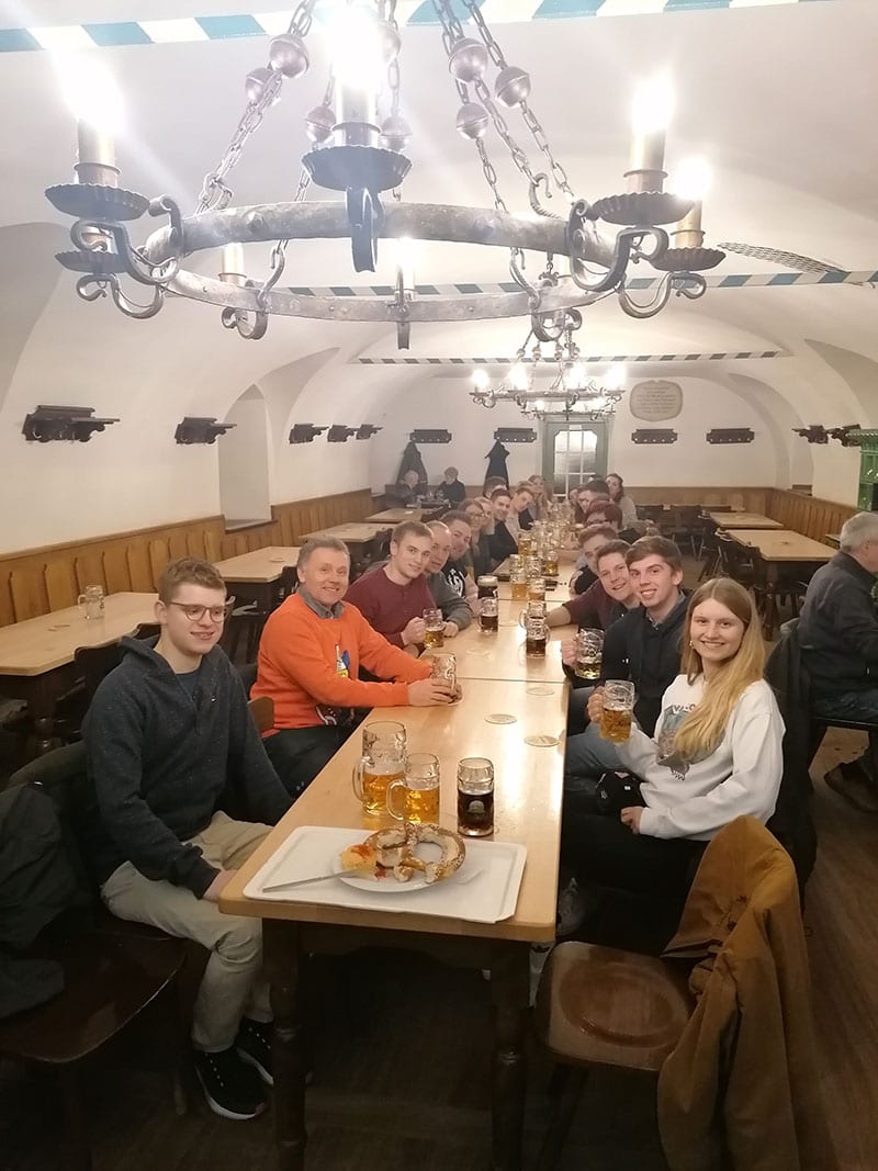 Studierende trinken Bier in gemütlicher Atmosphäre