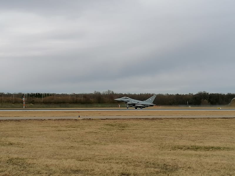 Militärflugzeug auf der Startbahn