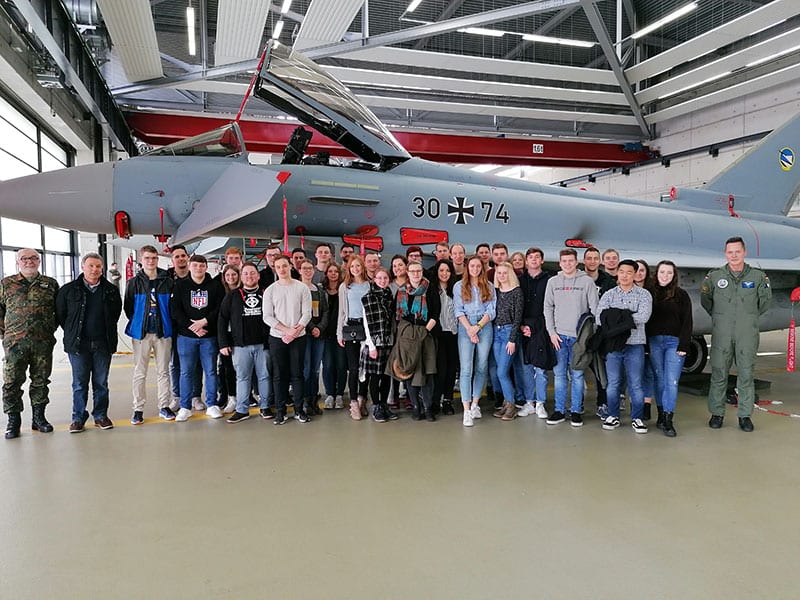 Gruppenbild vor einem Militärflugzeug