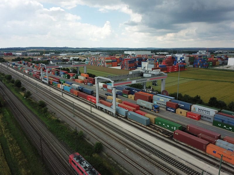 Kräne verladen Container auf Züge